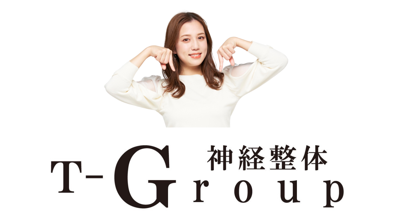 T-Groupロゴ指差し